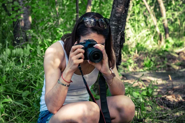 Mujer Joven Con Una Cámara Tomando Fotos Aire Libre Día —  Fotos de Stock