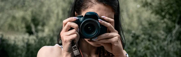 Junge Frau Mit Kamera Beim Fotografieren Freien Banner Design — Stockfoto