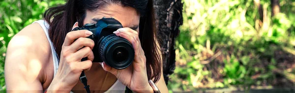 Mladá Žena Kamerou Fotí Venku Návrh Nápisu — Stock fotografie