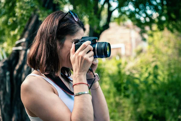 Jovem Com Uma Câmera Tirando Fotos Livre Dia Mundial Fotografia — Fotografia de Stock