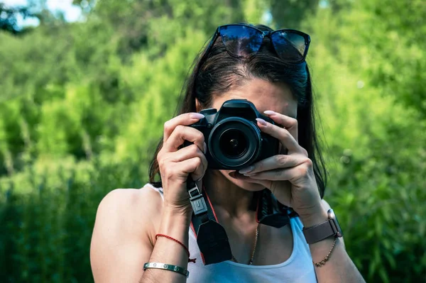 Jovem Com Uma Câmera Tirando Fotos Livre Dia Mundial Fotografia — Fotografia de Stock