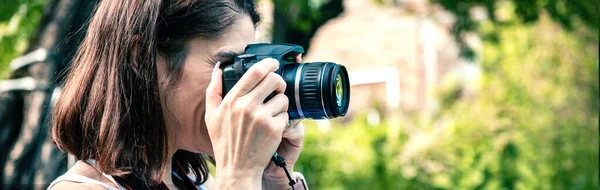 屋外で写真を撮るカメラを持つ若い女性 バナーデザイン — ストック写真
