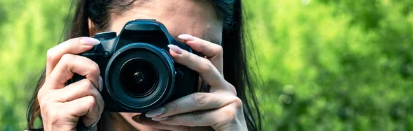 Νεαρή Γυναίκα Κάμερα Τραβάει Φωτογραφίες Έξω Σχεδιασμός Banner — Φωτογραφία Αρχείου