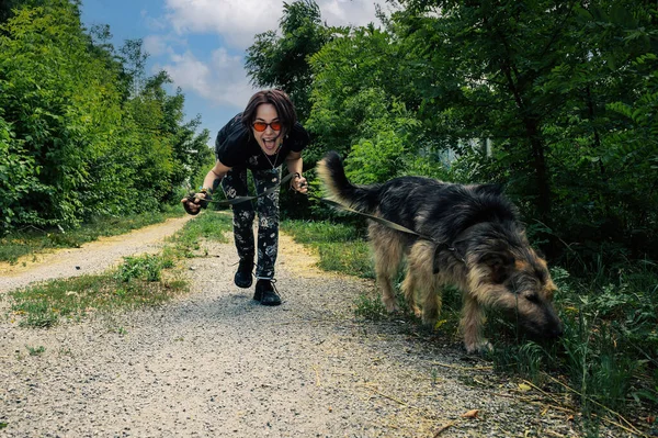 Glada Unga Kvinna Som Rastar Hunden Koppel Vänskap Fritid Sällskapsdjur — Stockfoto