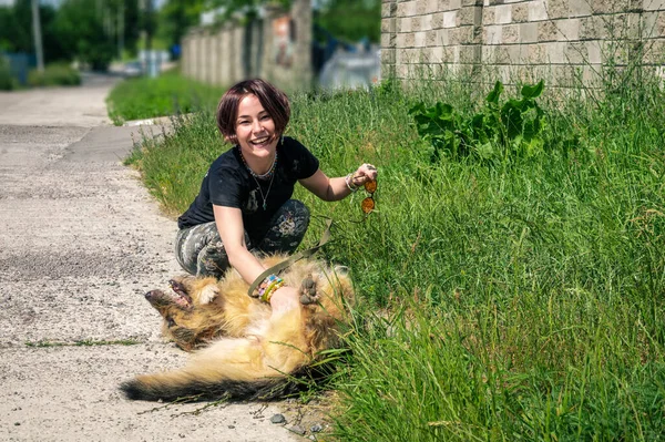 Glada Unga Kvinna Som Rastar Hunden Koppel Tjejen Har Kul — Stockfoto