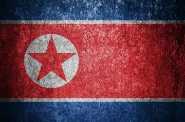 Grunge Kuzey Kore bayrağına yakın çekim. Metal bir yüzeyde kirli Kuzey Kore bayrağı.