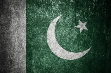 Grunge Pakistan bayrağına yakın çekim. Metal bir yüzeyde kirli Pakistan bayrağı.