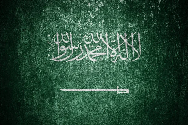 グランジサウジアラビアの旗の閉鎖 金属表面上の汚れたサウジアラビアの旗 — ストック写真