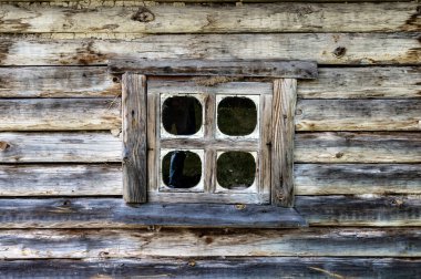 Eski ahşap bir evin penceresi. Ahşap köy yazlığının kırsal penceresi. Grunge ahşap duvarı.