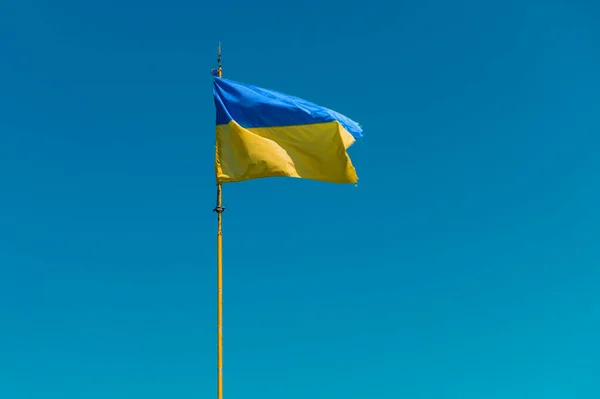Oekraïense Vlag Tegen Blauwe Lucht Zwaaien Geel Blauwe Oekraïense Achtergrond — Stockfoto