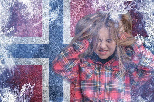 Adolescente Fundo Congelado Com Bandeira Noruega Conceito Crise Escandinávia Inverno — Fotografia de Stock