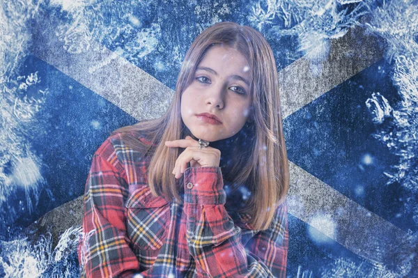 被冻结背景的少女拿着苏格兰国旗欧洲冬季危机的概念 能源危机 能源价格上涨 — 图库照片