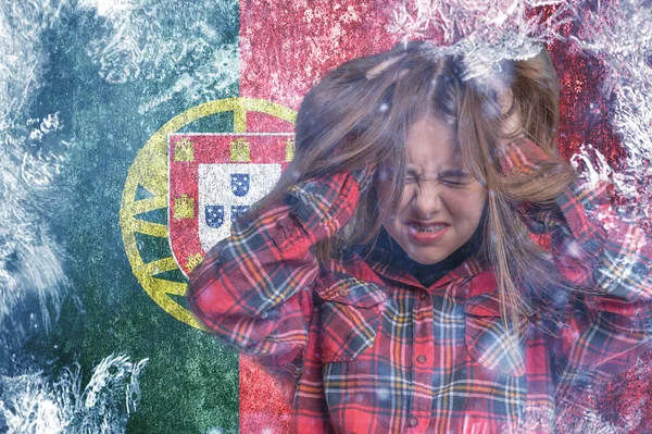 Adolescente Fundo Congelado Com Bandeira Portugal Conceito Crise Europa Inverno — Fotografia de Stock