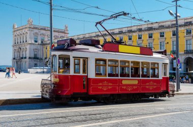 LISBON, PORTUGAL - 17 Mayıs 2018. Kırmızı tramvay şehir caddesi boyunca gidiyor. Yolcu kentsel elektrik taşımacılığı. 