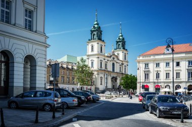 SAVAŞ, POLAND - 08 Mayıs 2018. Varşova 'da turist sokakları. Varşova manzarası. Varşova sokaklarında gezinti güvertesi