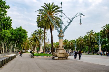 BARCELONA, İSPAN - 09 Mayıs 2018. Barselona 'da turist sokakları. Barselona manzarası. Barselona sokaklarında gezinti