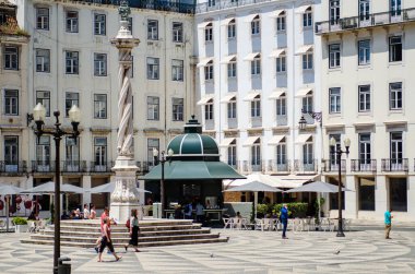 LISBON, PORTUGAL - 17 Mayıs 2018. Lizbon sokakları. Lizbon 'un turistik yerleri. Lizbon, Portekiz 'in geleneksel sokak manzarası