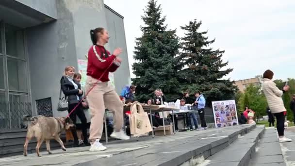 Rivne Ukraine Σεπτεμβρίου 2022 Γυναίκα Κάνει Προθέρμανση Πριν Από Ένα — Αρχείο Βίντεο