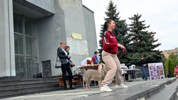Rivne Ukraine 2022年9月29日 女性はスポーツイベントの前にウォーミングアップをします 運動前にウォーミングアップする選手 — ストック動画