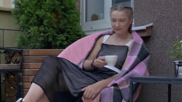 Attraktive Junge Frau Sitzt Beim Mittagessen Cafétisch Freien Trinkt Kaffee — Stockvideo