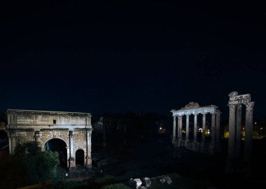 Septimius Severus kemeri solda, İ.S. 203 'te İtalya' nın Roma Forumu 'nda inşa edildi..