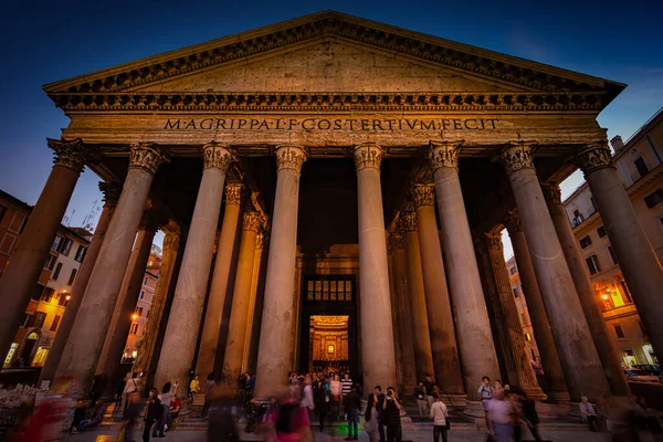 Turisté Scházejí Piazza Della Rotonda Kultovní Pantheon Druhého Století Římě — Stock fotografie