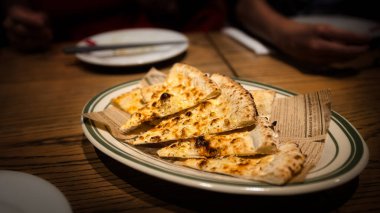 Sıcak bir Focaccia tabağı, yemeye hazır, Hiroşima, Japonya 'da bir masada oturuyor..
