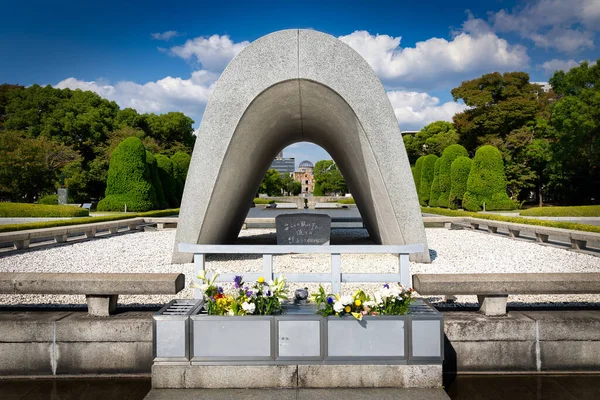 Hiroshima Victims Memorial Cenotaph Its Stone Chamber Containing Names 300 — Stock Photo, Image