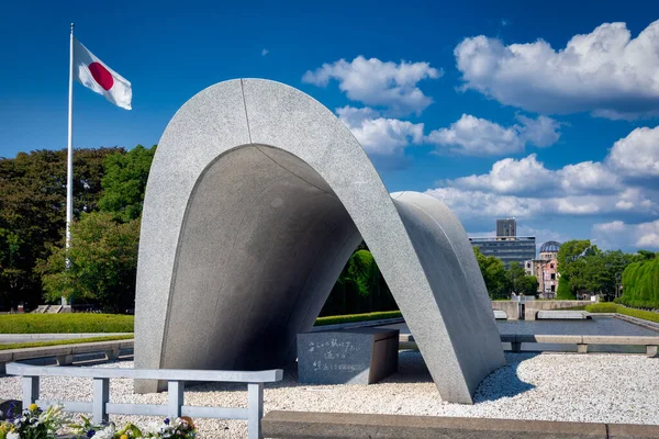 Peringatan Korban Hiroshima Cenotaph Dengan Kamar Batunya Berisi Nama Nama — Stok Foto