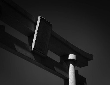 Japonya 'nın Hiroşima kentindeki Gokoku Parıltısı' nın önündeki uzun torii kapısında oğluna bakmak..