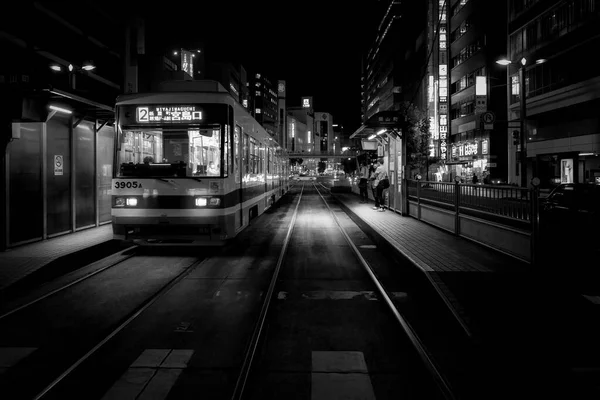 Tranvía Ciudad Hace Una Parada Nocturna Centro Hiroshima Japón — Foto de Stock