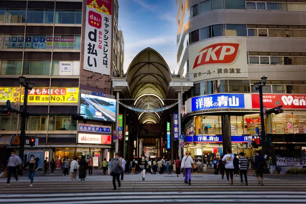 Japonya Hiroşima Daki Hondori Alışveriş Bölgesinden Batan Yayalar Caddeyi Geçerken — Stok fotoğraf