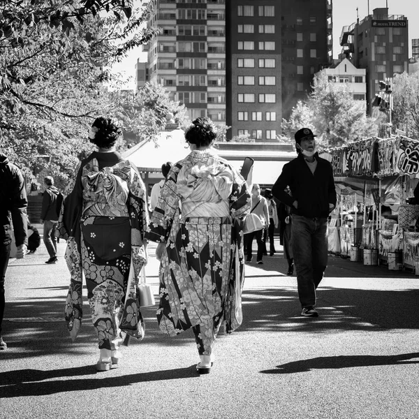 Dos Mujeres Vestidas Con Kimonos Formales Caminan Por Una Zona — Foto de Stock