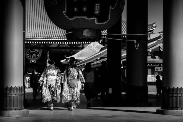 Deux Femmes Vêtues Kimonos Formels Passent Près Temple Tokyo Japon — Photo