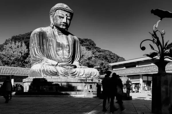 Een Paar Toeristen Staan Rond Grote Boeddha Kamakura Daibutsu Voet — Stockfoto