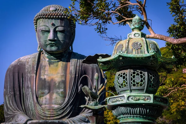 Een Lantaarn Zit Voor 13E Eeuw Grote Boeddha Kamakura Japan — Stockfoto