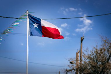 Teksas eyalet bayrağı, ya da Lone Star Flag, gururla dalgalanan küçük sınır kasabası Fabens, Texas.