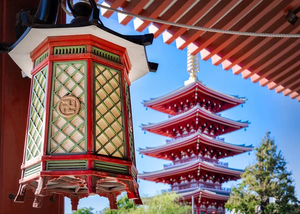 浅草寺近くにある塔を背に提灯が吊るされています — ストック写真
