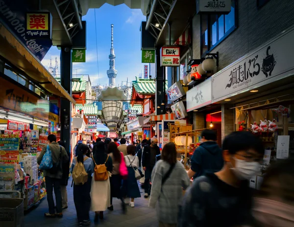 Japonya Nın Başkenti Tokyo Daki Nakamise Alışveriş Sokağı Nda Kalabalıklar — Stok fotoğraf