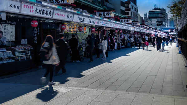 Nsanlar Güneşli Bir Günde Tokyo Japonya Daki Nakamise Alışveriş Caddesi — Stok fotoğraf