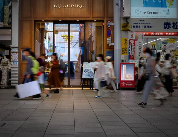 Japonya Nın Hiroşima Kentindeki Hondori Alışveriş Merkezinin Önünden Geçen Yayalar — Stok fotoğraf