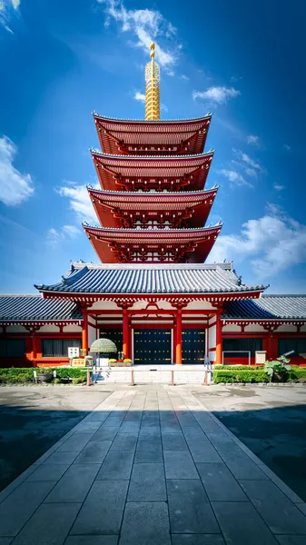 Tokyo, Japonya 'daki Sensoji Tapınağı' nın yakınındaki tapınakta güneş parlıyor..