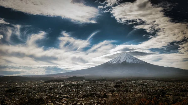 近くの丘から見た富士山と富士吉田市 — ストック写真