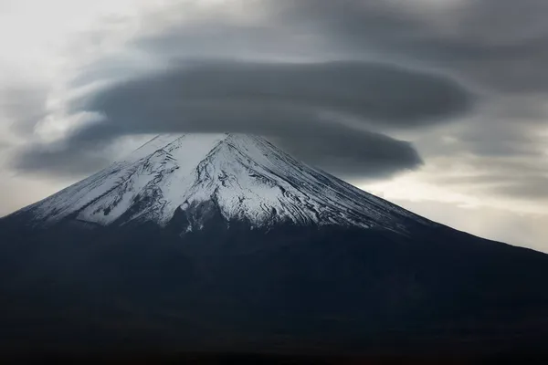 日本の富士山の頂上付近では雲が渦巻く — ストック写真