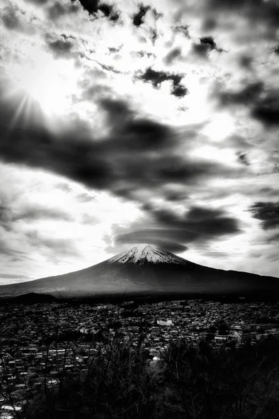 富士山山頂付近と富士吉田市付近で雲が渦巻く — ストック写真
