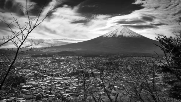 近くの丘から見える渓谷の富士山と富士吉田市 — ストック写真