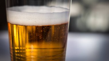 Masada duran soğuk plastik bir Japon birası..