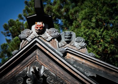 Japonya, Fujiyoshida yakınlarındaki bir tapınakta ahşap bir heykel..