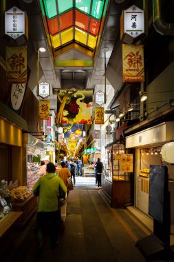 Japonya 'nın Kyoto kentindeki tarihi Nishiki Pazarı içindeki restoran ve dükkanlar.
