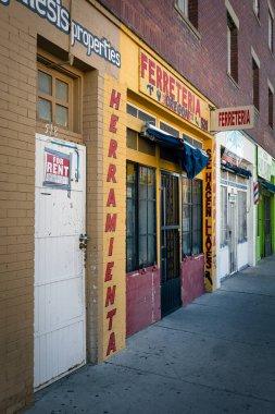 El Segundo Barrio caddeleri boyunca El Paso, Teksas şehir merkezi yakınlarında mahalle dükkanları var..